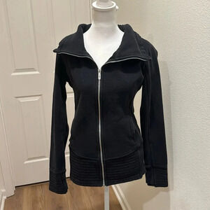 Lululemon black radiant jacket II womens 6 thumbholes full zip